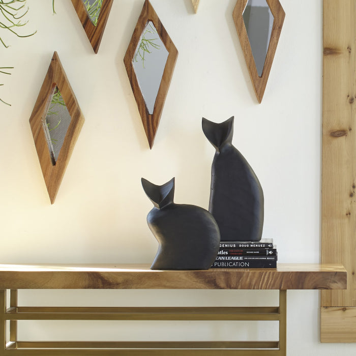 Sculpture de chat assis en bois de Chamcha (noir brûlé)