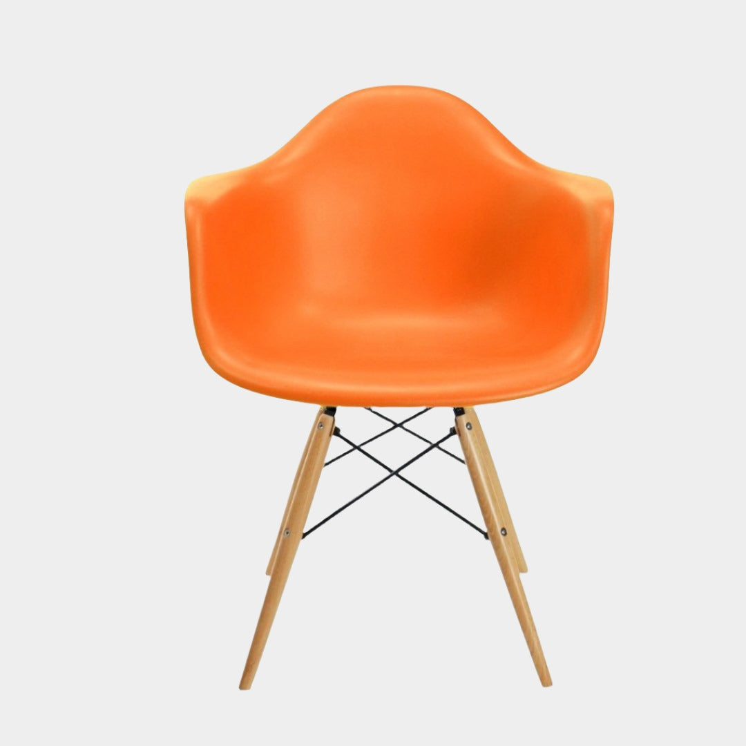 Fauteuil en plastique moulé Eames (pieds en bois naturel)