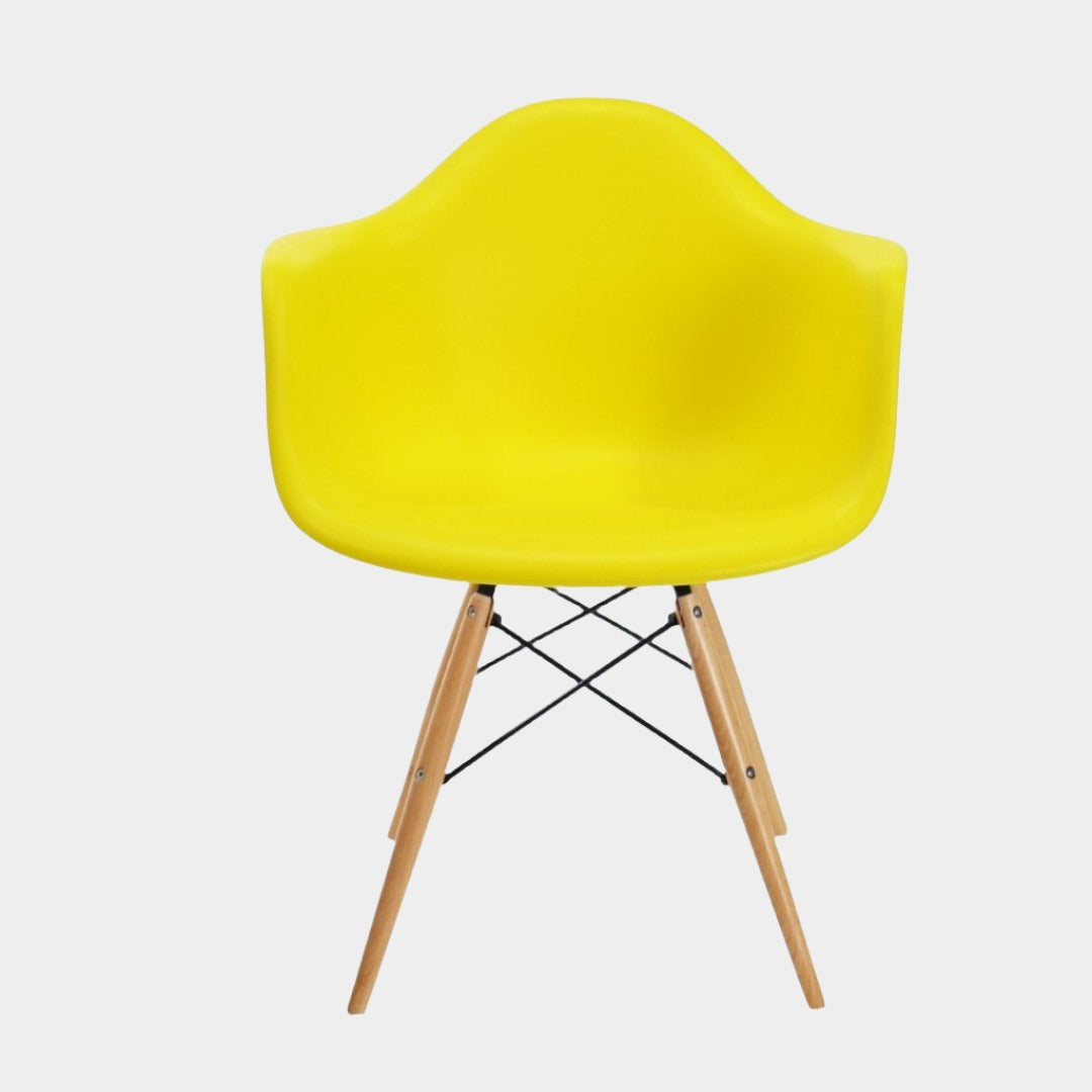 Fauteuil en plastique moulé Eames (pieds en bois naturel)