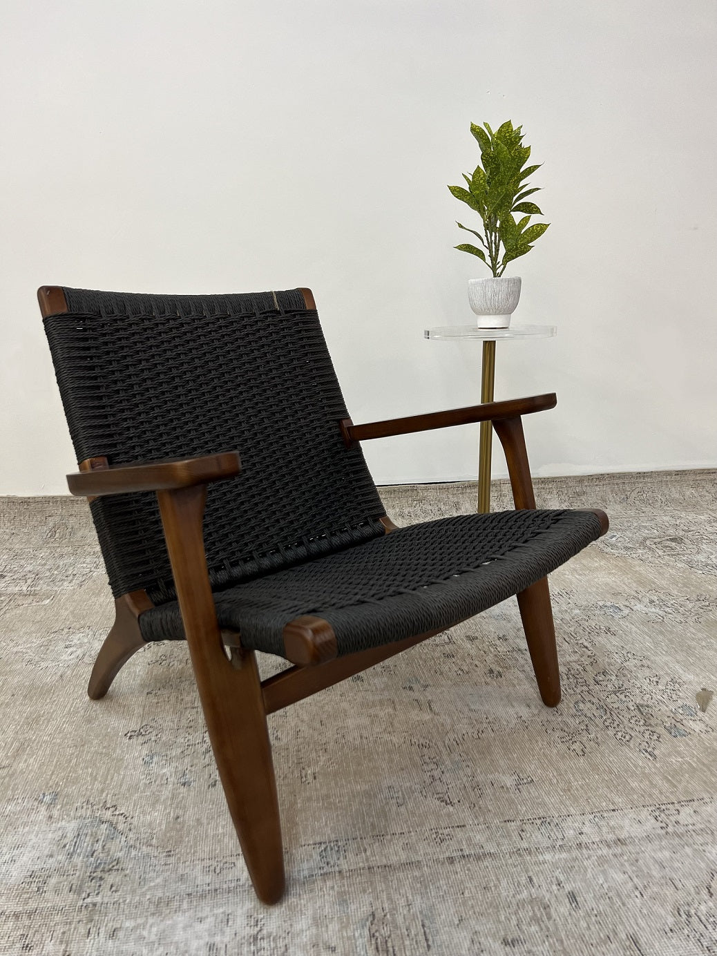 Black & Walnut seat | Floor Model