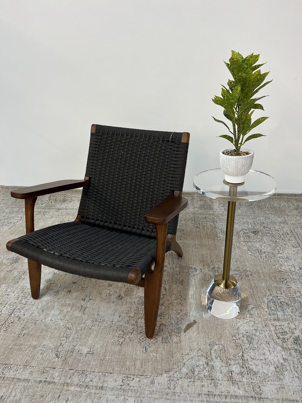 Black & Walnut seat | Floor Model