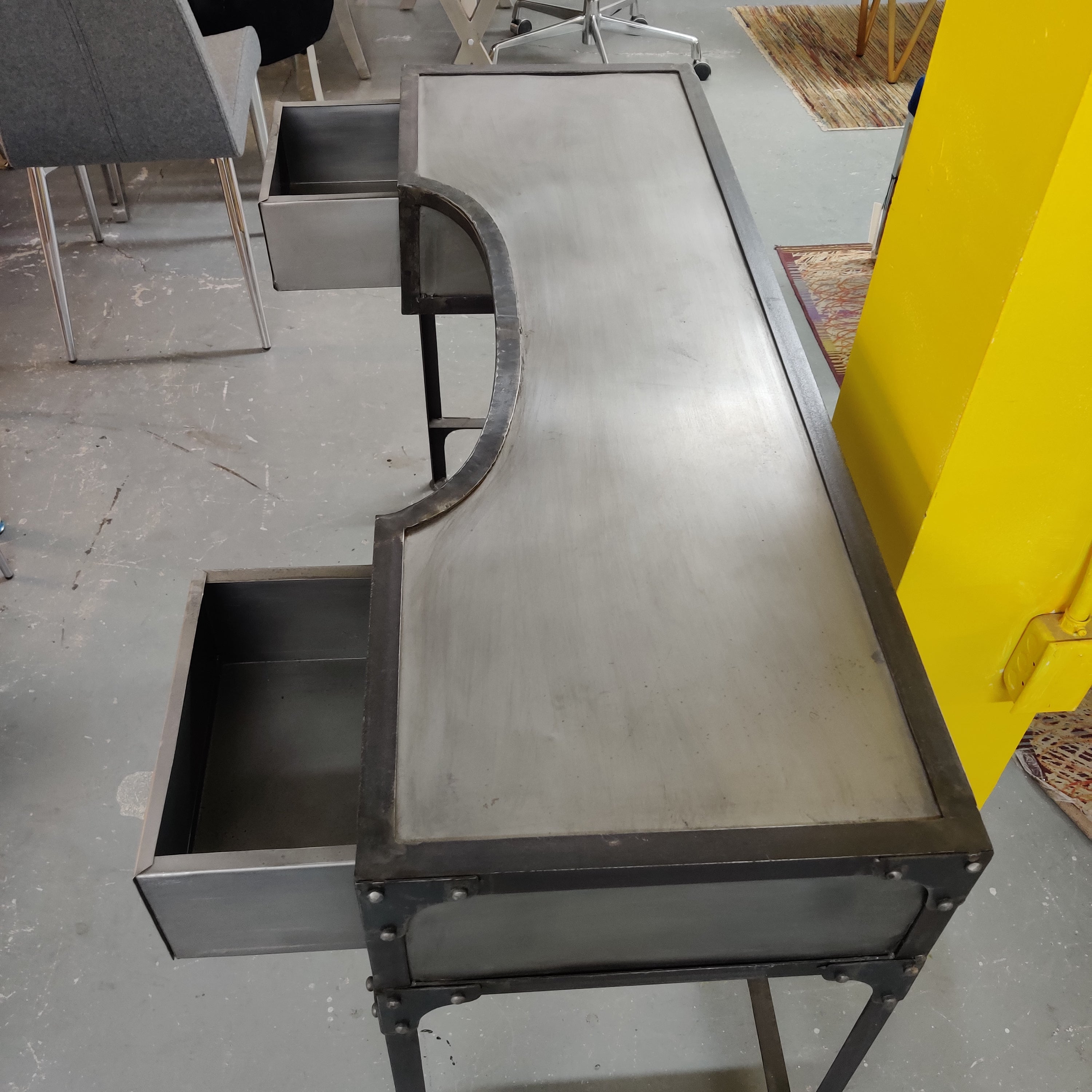 Bureau d'étude en métal | Modèle de sol