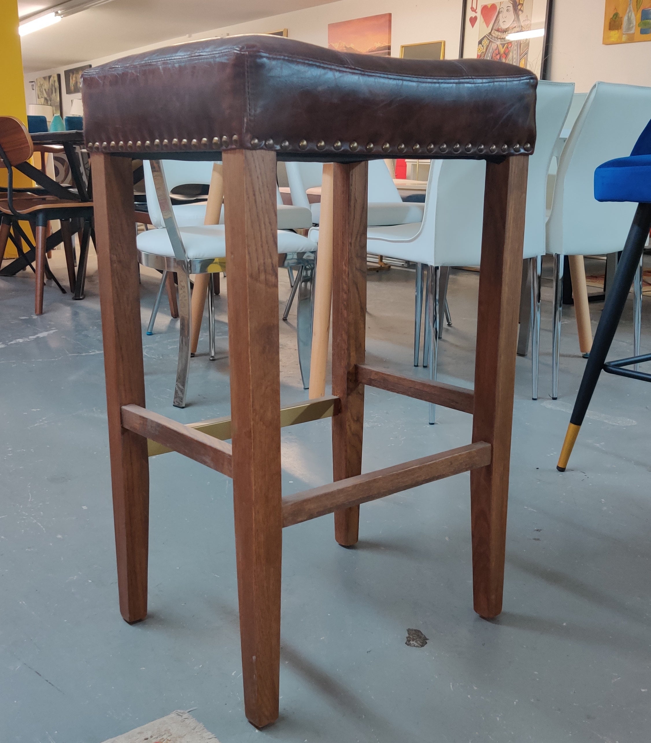 Tabouret avec siège en cuir et pieds en bois | Modèle de sol