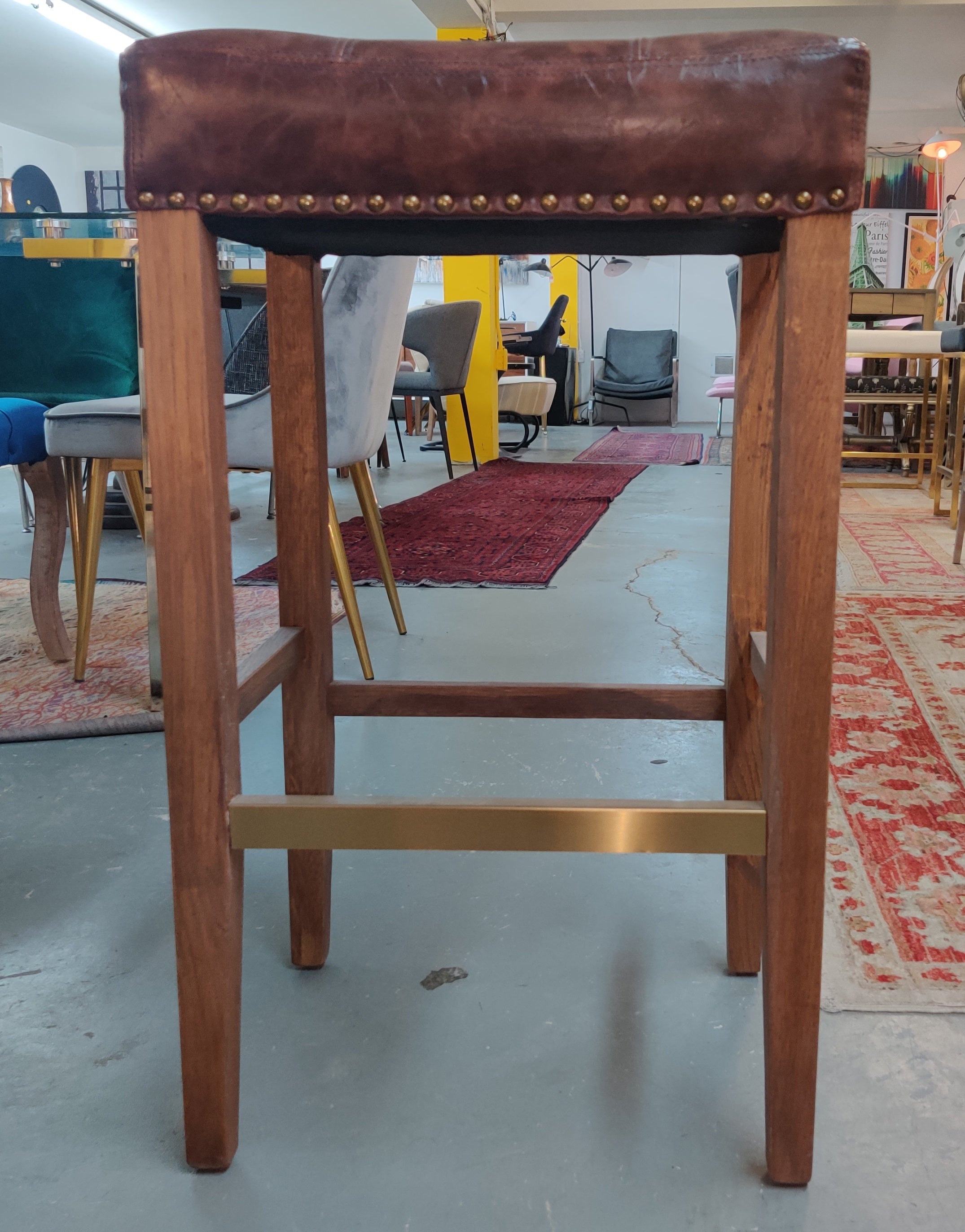 Tabouret avec siège en cuir et pieds en bois | Modèle de sol