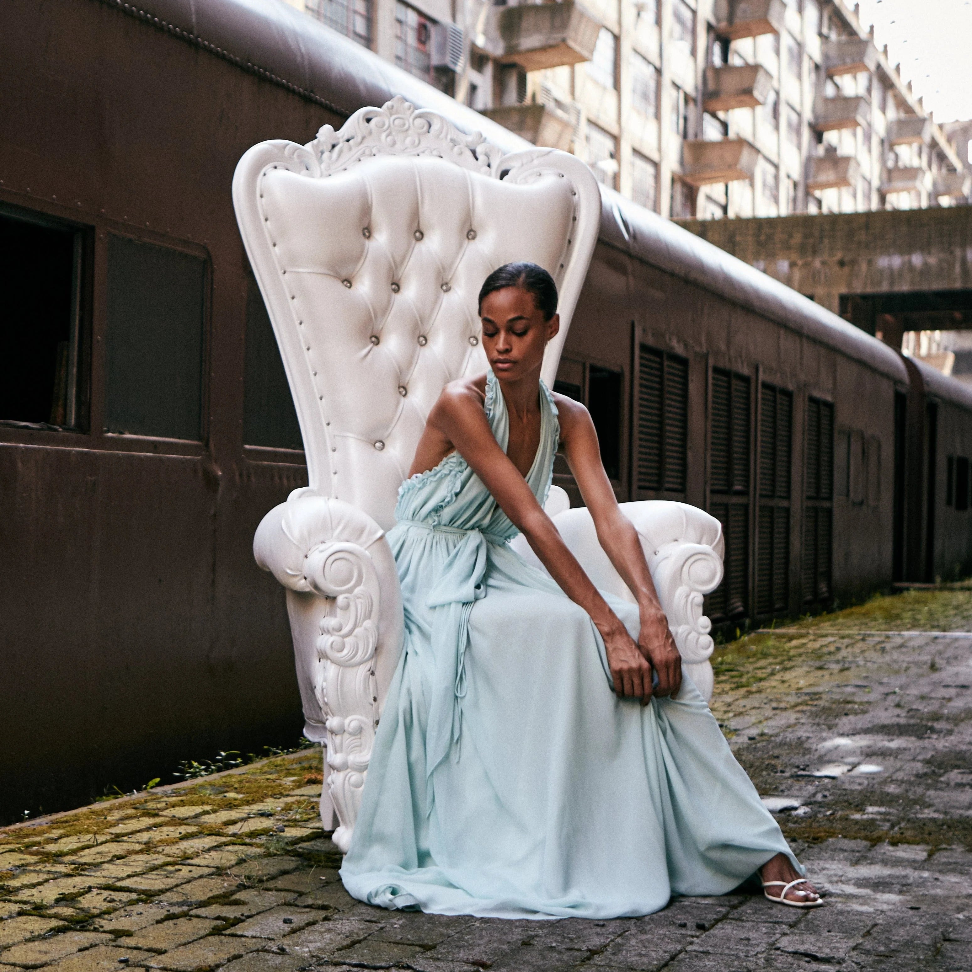 Queen Tiffany Throne Chair - Vinyl