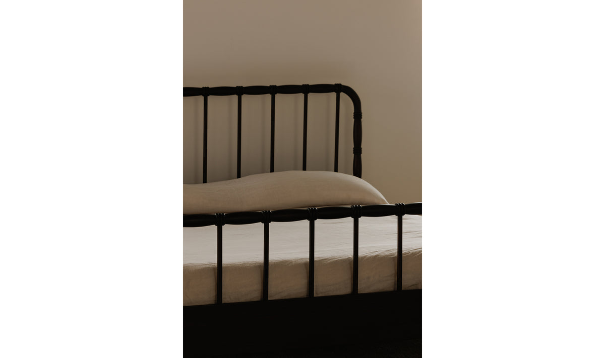 Vivian Bed