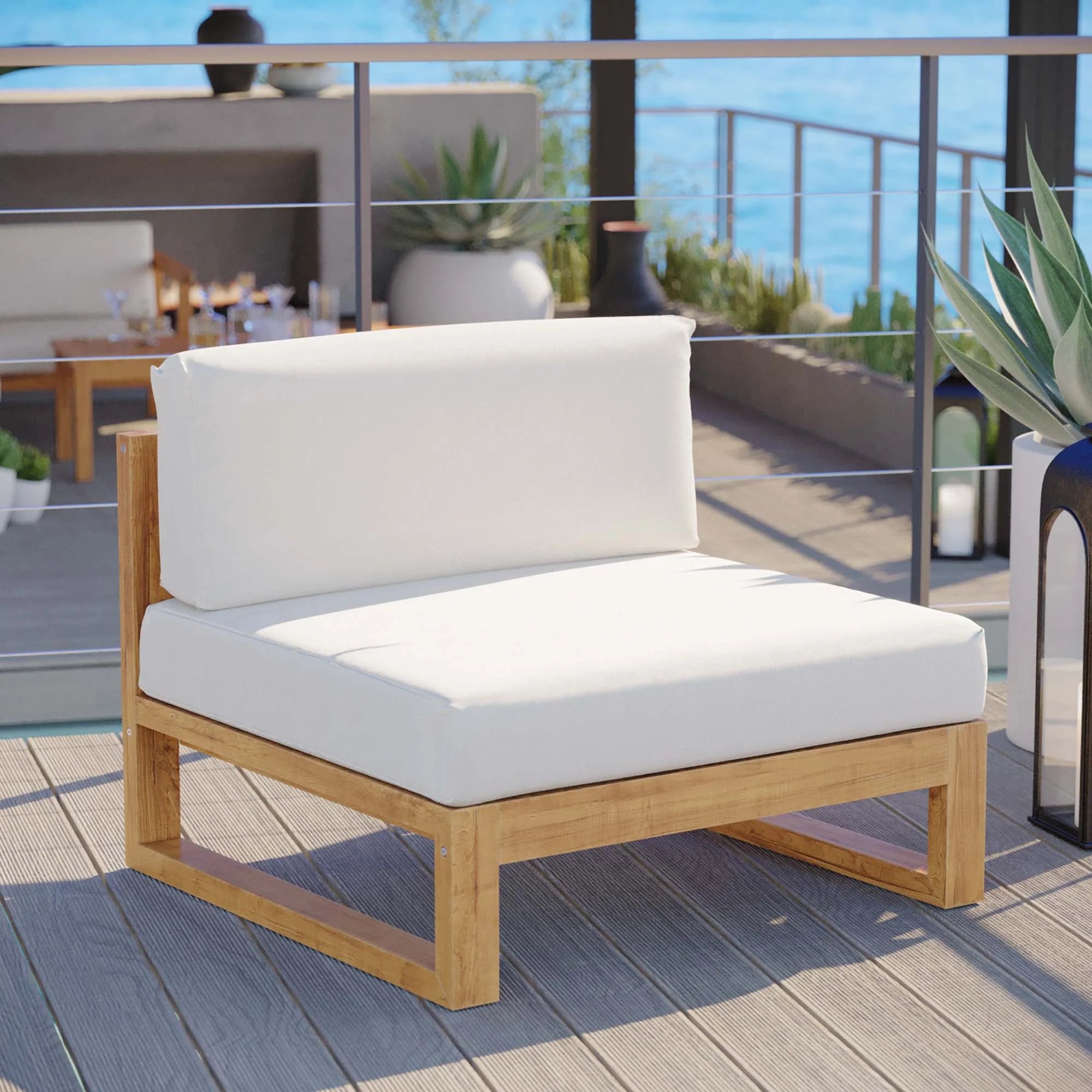 Chaise d'extérieur sans accoudoirs en teck Upland pour patio en blanc naturel