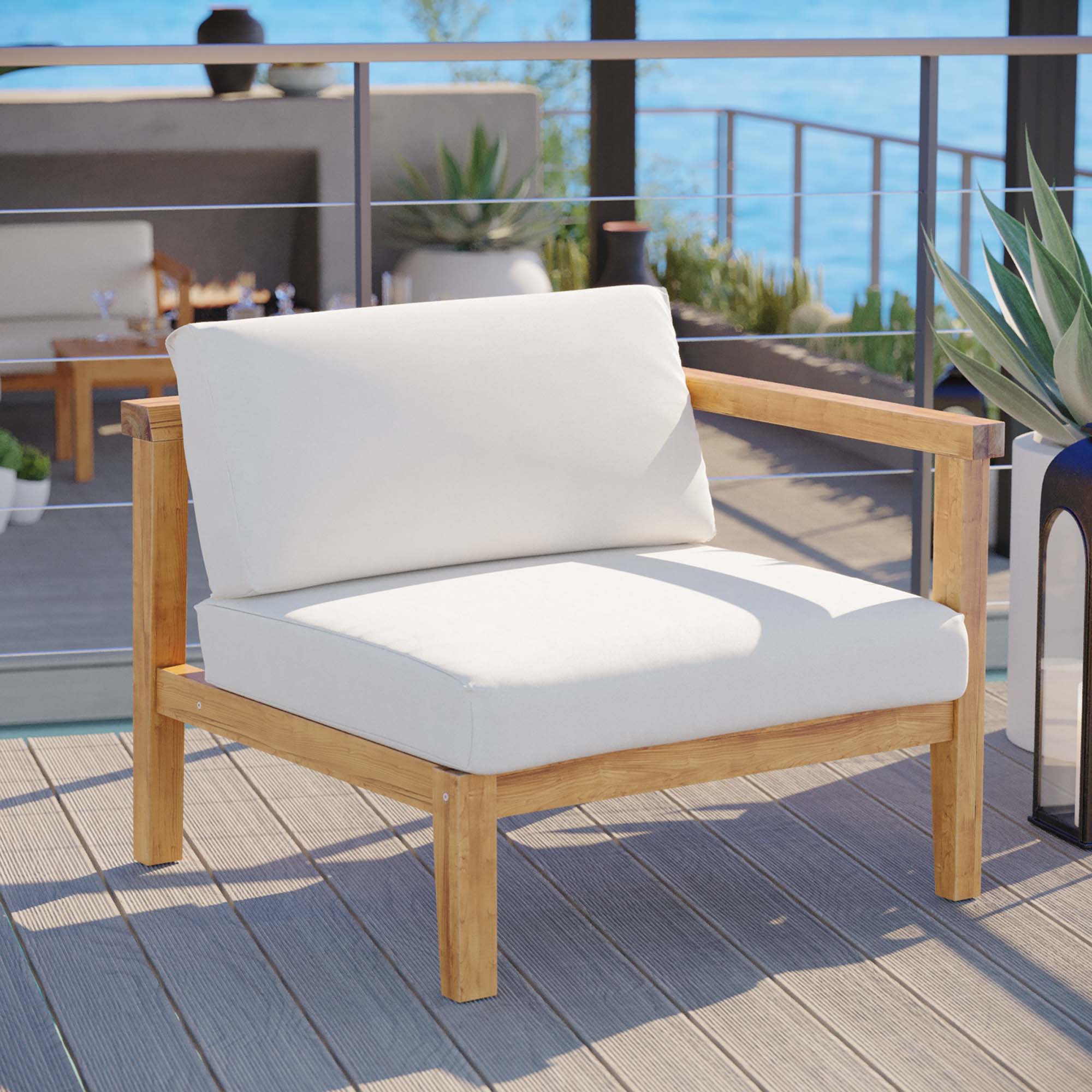 Chaise d'extérieur sans accoudoirs en teck Upland pour patio en blanc naturel