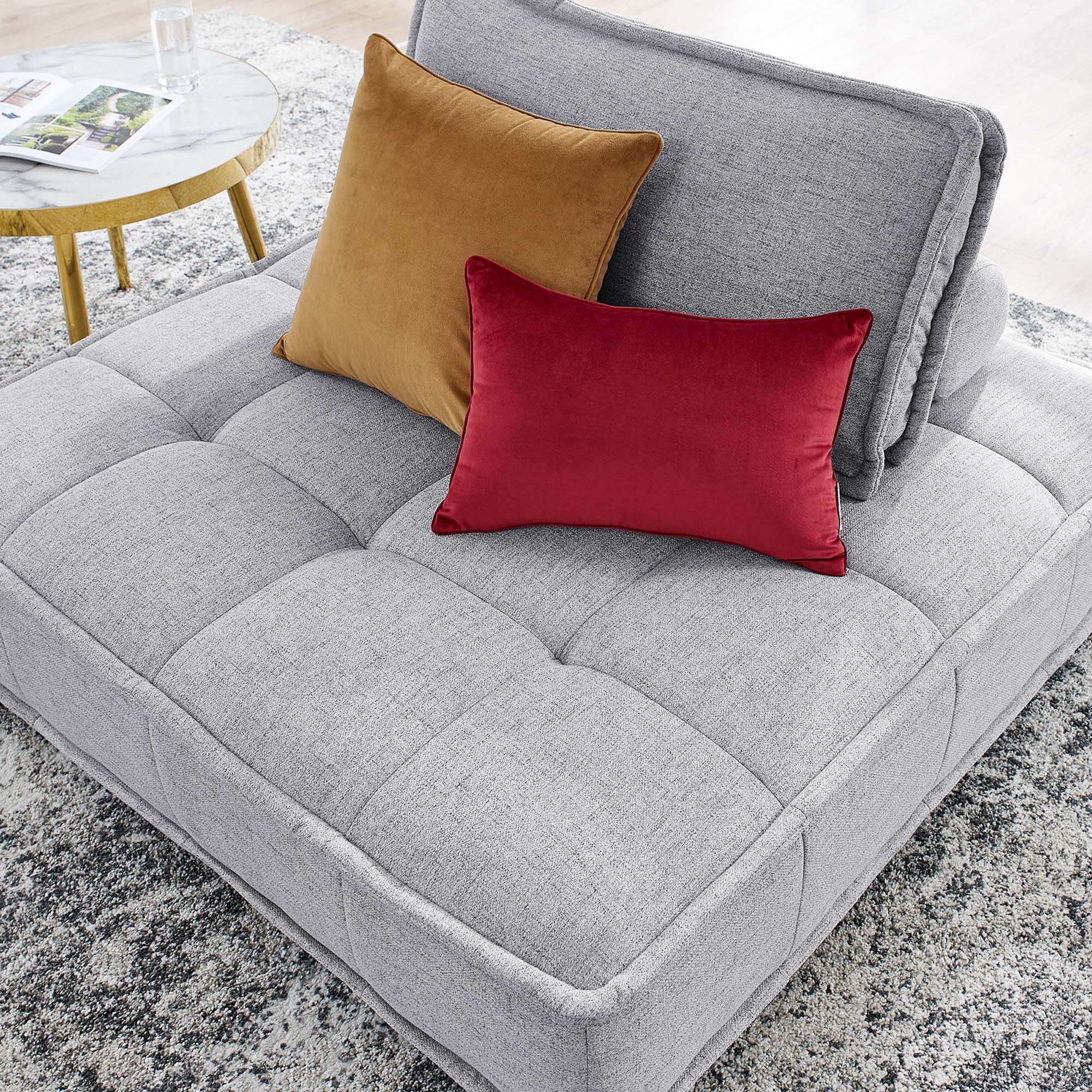 Chaise sans accoudoirs en tissu capitonné Saunter