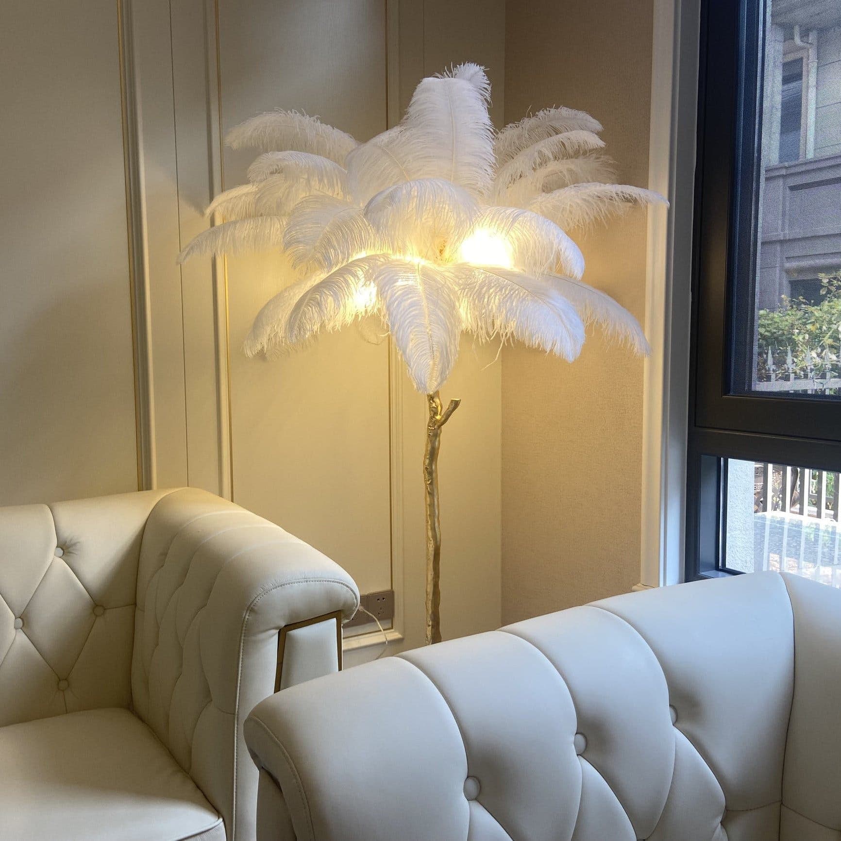 Lampadaire en plumes d'autruche