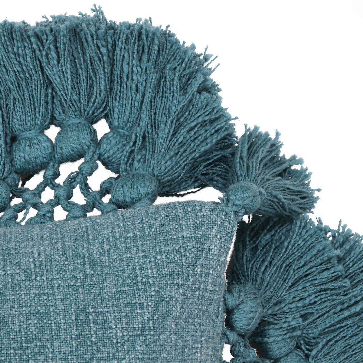 Coussin à pompons en denim délavé