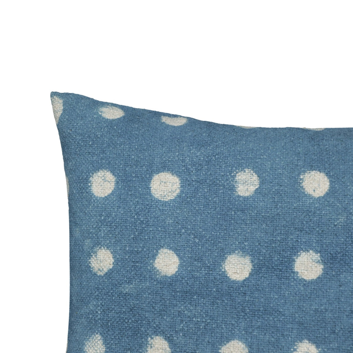 Coussin décoratif carré en coton à pois indigo de 20 po