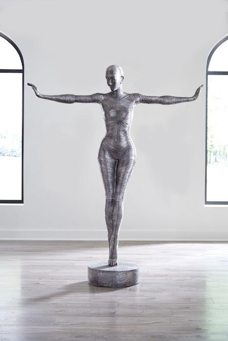 Sculpture debout avec bras tendus, aluminium