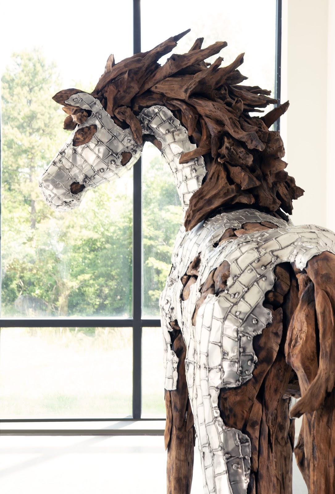 Sculpture de cheval Mustang en armure, debout