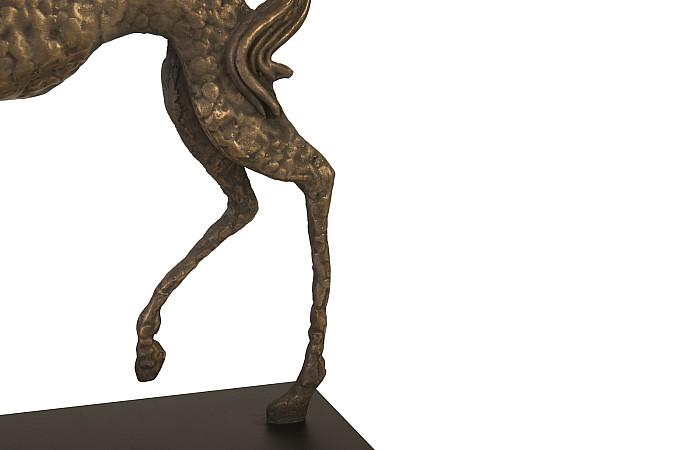 Sculpture de cheval cabré sur socle en métal noir, résine, finition bronze