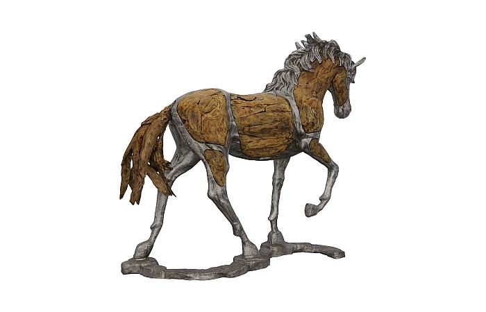 Sculpture forestière de cheval Mustang sur socle, marchant