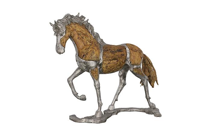 Sculpture forestière de cheval Mustang sur socle, marchant