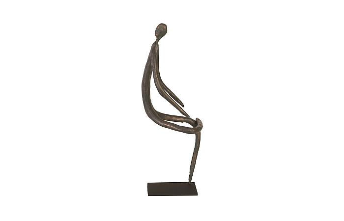 Figure abstraite sur socle en métal, finition bronze, jambe pliée