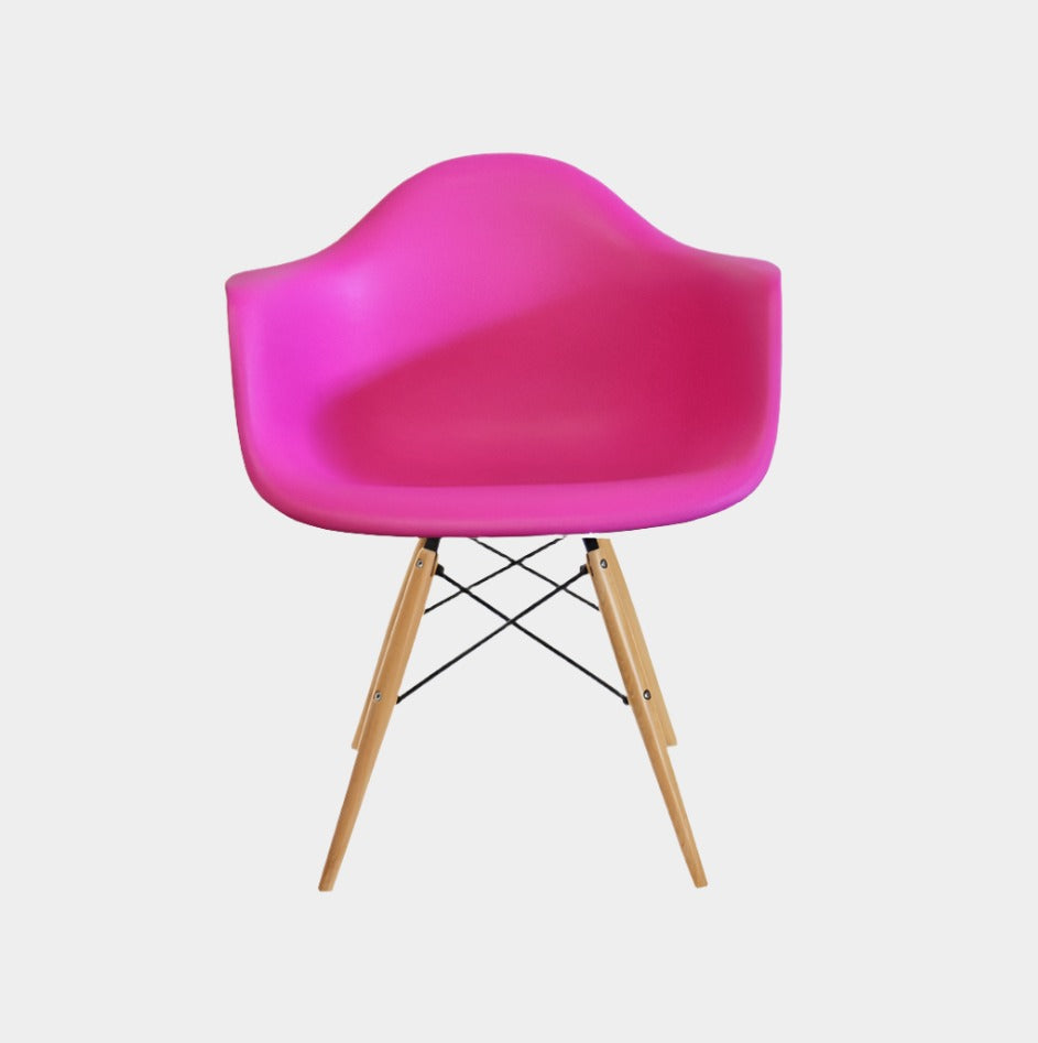 Fauteuil en plastique moulé Eames (pieds en bois naturel)