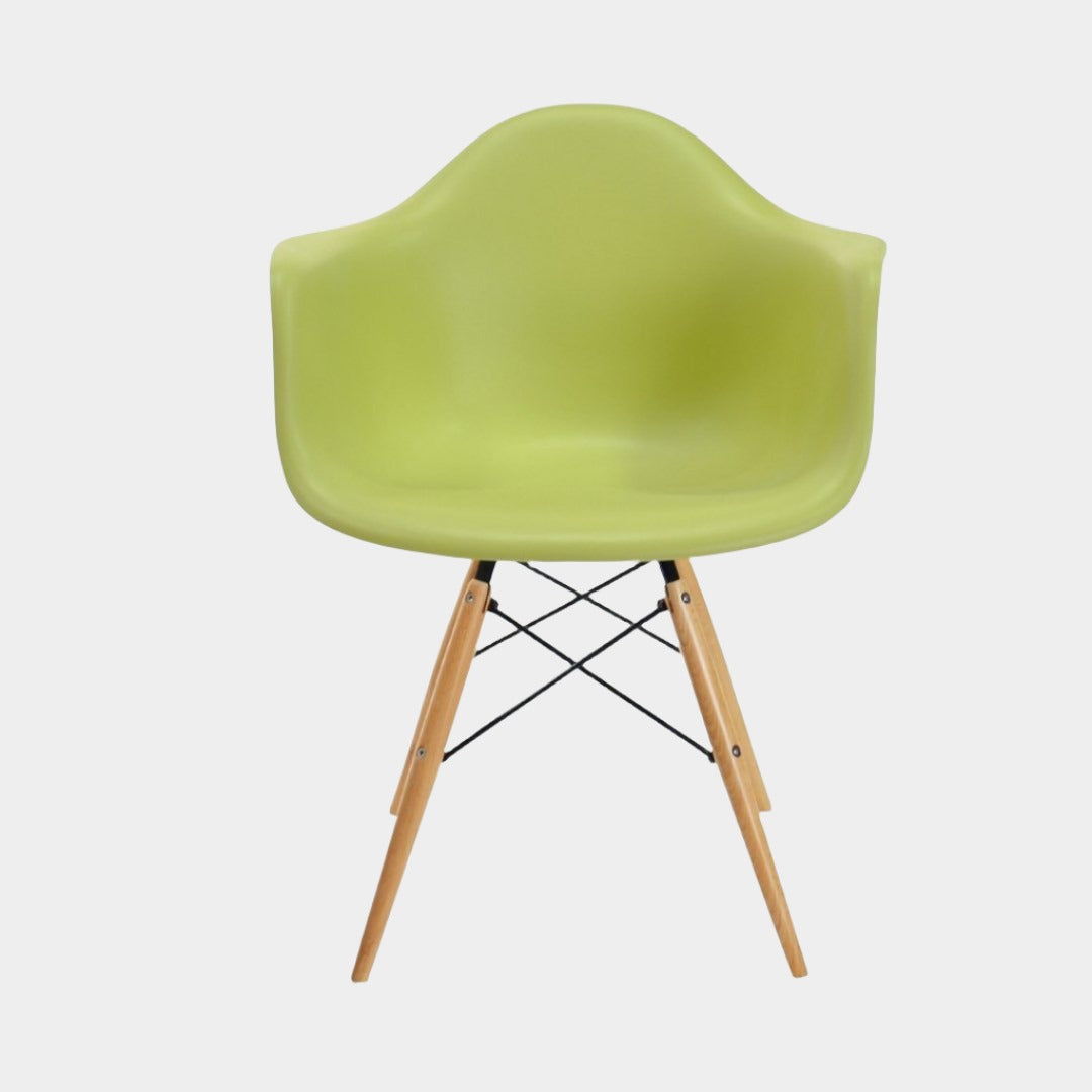 Fauteuil en plastique moulé Eames (pieds en bois naturel)