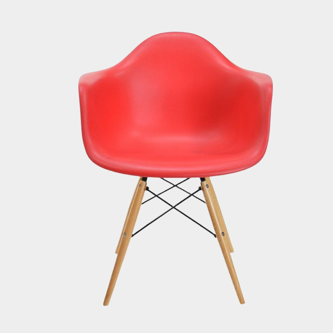 Fauteuil en plastique moulé Eames (pieds en bois naturel)